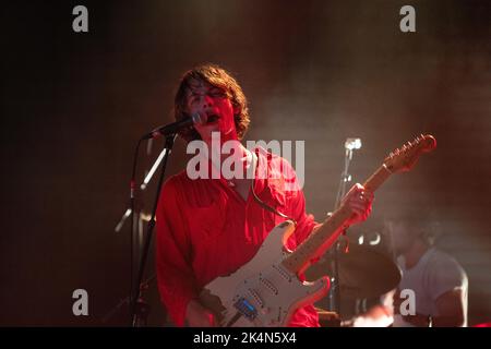 Oliver Henry Burslem von der Band Yak spielt die Far Out Stage beim Green man Festival 2019 – einem populären Musikfestival in Wales, Großbritannien. Foto: Rob Watkins Stockfoto