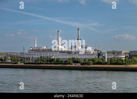 Rotterdam, Niederlande - 11. Juli 2022: Hotel SS Rotterdam dauerhaft angedockt at3e Katendrchtsehoofd 25 in Maashaven ist historisches Schiff unter blauer Wolke Stockfoto