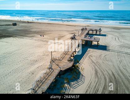 Crest Beach in Wildwood New Jersey am Atlantischen Ozean Strand mit Holzdock von oben mit Blick auf das Meer und Touristen entspannen Stockfoto