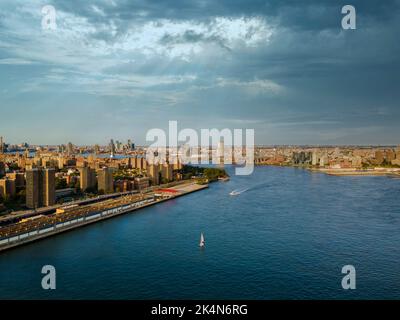 Dieser Panoramablick auf die Skyline von Manhattan über die Manhattan Bridge am Horizont des Hudson River ist aus einer Vogelperspektive auf die Stadt Stockfoto