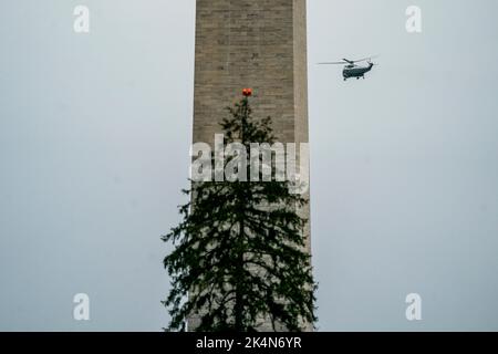 Washington, DC, USA, 03. Oktober 2022. Marine One, mit US-Präsident Joe Biden und First Lady Dr. Jill Biden an Bord, fliegt in der Nähe des Washington Monument, nachdem es am 03. Oktober 2022 vom South Lawn des Weißen Hauses in Washington, DC, USA, abgehoben wurde. Präsident Biden und die First Lady reisen nach Puerto Rico, um ein Briefing zu erhalten, sich mit Familien und Gemeindeführern zu treffen und an einem Service-Projekt nach dem Inselschaden durch den Hurrikan Fiona teilzunehmen.Quelle: Shawn Thew/Pool via CNP /MediaPunch Stockfoto