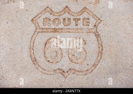 VERSTEINERTER WALD, ARIZONA - 1. SEPTEMBER 2022: Altes Schild der Route 66, in Beton geätzt, im Petrified Forest National Park. Stockfoto