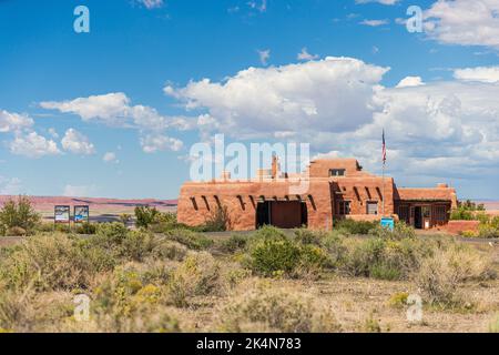 HOLBROOK, AZ - 1. SEPTEMBER 2022: Besucherzentrum der Painted Desert im Petrified Forest National Park Stockfoto