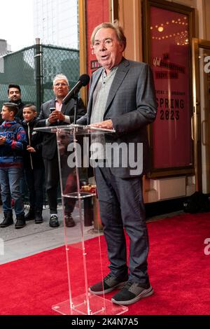 New York, NY - 3. Oktober 2022: Andrew Lloyd Webber gab die Eröffnung seines neuen Musicals Bad Cinderella am Broadway im Imperial Theatre bekannt Stockfoto