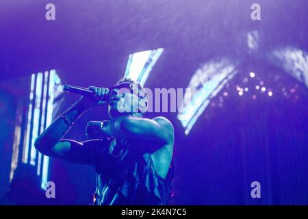 Rom, Italien. 02. Oktober 2022. Fabio Bartolo Rizzo, besser bekannt unter seinem Künstlernamen Marracash, tritt während des Konzerts im Palazzo dello Sport, Rom, live auf. Kredit: SOPA Images Limited/Alamy Live Nachrichten Stockfoto