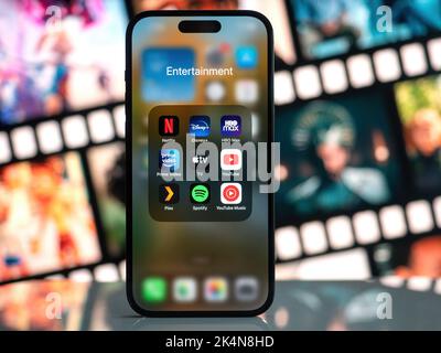 Galati, Rumänien - Oktober, 03 2022: Mobile App-Icons von Entertainment-Services werden auf einem Smartphone angezeigt, darunter Netflix, Disney+, HBO Max, Amazon P Stockfoto