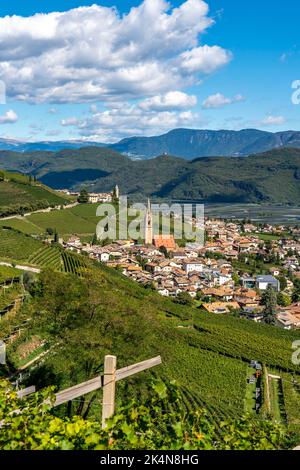 Weinbau, im Etschtal, in der Nähe des Dorfes Tramin an der Weinstraße, Blick von den Weinbergen auf das Dorf, Südtirol, große Flächen von Gewürzt Stockfoto