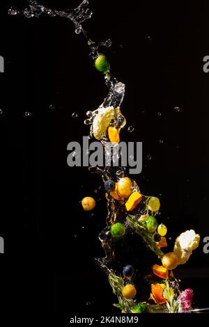 In die Luft von Gemüse und Obst in Wasser geworfen Stockfoto