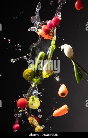 In die Luft von Gemüse und Obst in Wasser geworfen Stockfoto