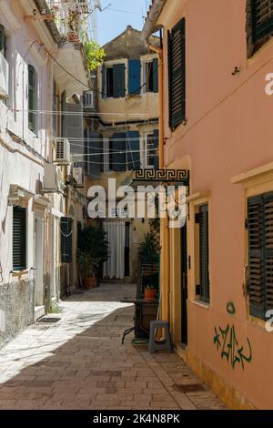 Schmale, historische Straße in der Altstadt von Korfu. Stockfoto