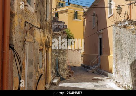 Ein Fragment des historischen Teils der Stadt Korfu. Historische Gebäude, Straßen. Stockfoto