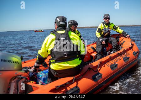 Mitarbeiter der Küstenwache aus den Golf-, Atlantik- und Pazifik-Streikteams bei Such- und Rettungseinsätzen zur Unterstützung gestrandeter Menschen am 30. September 2022 in der Nähe von Sanibel Island, Florida. Sanibel Island Community-Mitglieder waren nach dem Landfall durch den Sturmkane Ian gestrandet. Stockfoto