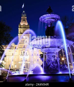 Das Parlamentsgebäude von Quebec und die Fontaine de Tourny erleuchteten in der Abenddämmerung in Quebec City, Quebec, Kanada Stockfoto