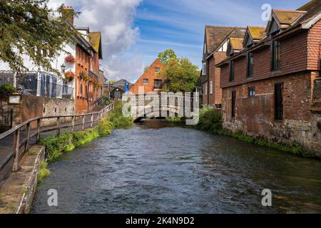 Winchester City Bridge, über den Fluss Itchen mit der Winchester City Mill im Hintergrund, Hampshire, Großbritannien Stockfoto