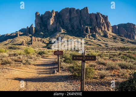 Eine Beschreibungstafel für den Trail in Apache Junction, Arizona Stockfoto