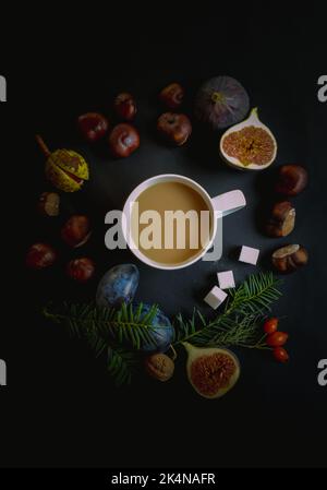 Eine Tasse Tee, Kaffee mit Milch - Herbst-Winter Stockfoto