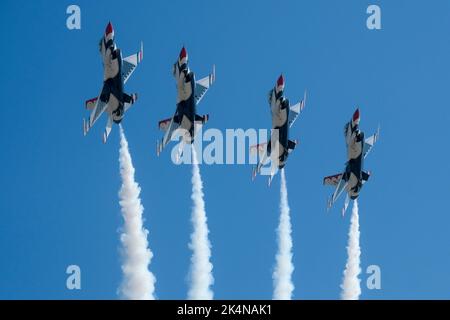 Huntington Beach, Kalifornien, USA. 2. Oktober 2022. Pacific Airshow findet am Sonntag, den 2. Oktober 2022, am Strand in Huntington Beach, Kalifornien statt. (Bild: © Ringo Chiu/ZUMA Press Wire) Stockfoto