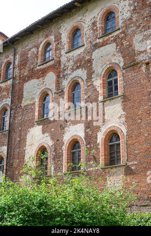 Pralormo, Italien, Mai 2022 die schöne Burg von Pralormo aus dem frühen 1200s Stockfoto