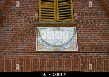 Pralormo, Italien, Mai 2022 schöne Sonnenuhr, die auf die Stadtmauer gemalt ist. Stockfoto