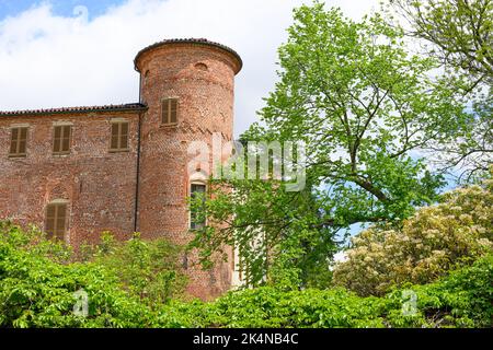 Pralormo, Italien, Mai 2022 die schöne Burg von Pralormo aus dem frühen 1200s Stockfoto