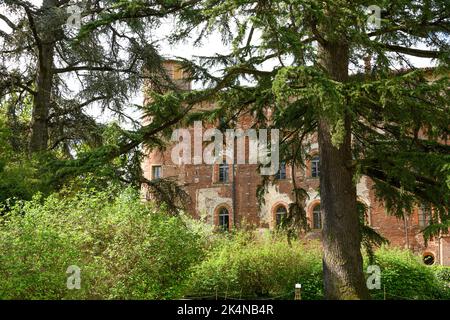 Pralormo, Italien, Mai 2022 die schöne Burg von Pralormo aus dem frühen 1200s Stockfoto