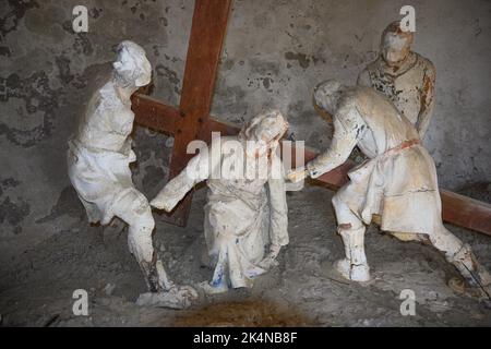 Mai 2022, Mongardino, Italien Holzstatuen, die den Kreuzweg Jesu aus dem Jahr 1700 darstellen Stockfoto