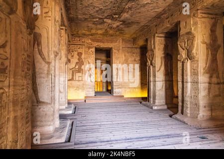 Abu Simbel, Assuan, Ägypten. 22. Februar 2022. Im Inneren des kleinen Tempels von Ramesses II. Stockfoto