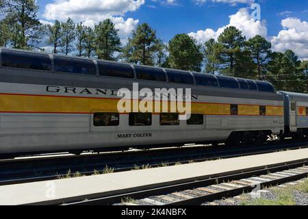 Die silbernen und goldenen Pkw der Grand Canyon Railway von Williams zum Grand Canyon in Arizona Stockfoto