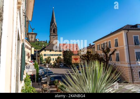 Das Dorf Tramin an der Weinstraße, in Südtirol, Weinbaugebiet Gewürztraminer, Italien, Stockfoto