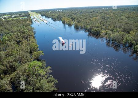 Air and Marine Operations Luftbesatzungen reagieren auf die betroffenen Gebiete entlang der Küste Floridas, nachdem der Sturmkanfall durch den US-Bundesstaat Ian erfolgt ist. Die Besatzungen sind mit einem Hebezeug ausgestattet, um allen zu helfen, die eine Notabsaugung benötigen. Foto von Ozzy Trevino Stockfoto