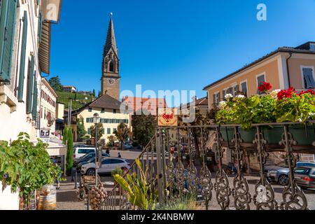 Das Dorf Tramin an der Weinstraße, in Südtirol, Weinbaugebiet Gewürztraminer, Italien, Stockfoto