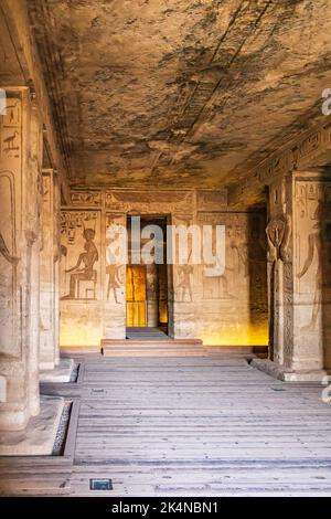 Abu Simbel, Assuan, Ägypten. 22. Februar 2022. Im Inneren des kleinen Tempels von Ramesses II. Stockfoto