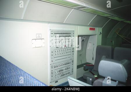 Analoge Instrumentierung in einem frühen NATO-AWACS-Flugzeug Stockfoto