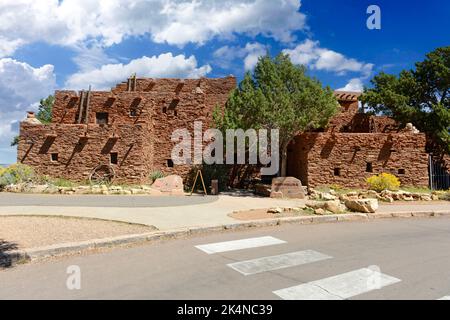 Gebäude im Hopi-Stil mit einheimischem Kunsthandwerk am Grand Canyon in Arizona Stockfoto