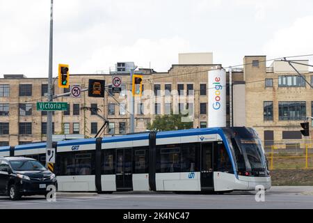Eine Waterloo Region, Grand River Transit Alstom, früher Bombardier Straßenbahn, ist in Downtown Kitchener zu sehen, vorbei an einem Google Büro. Stockfoto