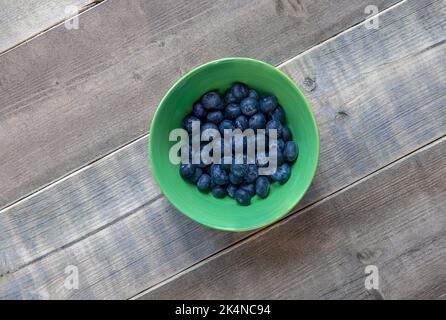 Blaubeeren in einer Schüssel von oben abgeschossen einfüllen. Stockfoto