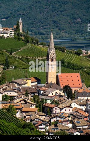 Das Dorf Tramin an der Weinstraße, in Südtirol, Weinbaugebiet Gewürztraminer, Italien, Stockfoto