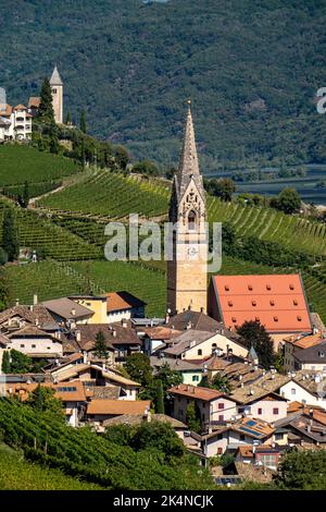 Das Dorf Tramin an der Weinstraße, in Südtirol, Weinbaugebiet Gewürztraminer, Italien, Stockfoto