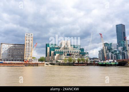 London, England - 22.04.2022: Secret Intelligence Service Building, bekannt als MI6, gefilmt in einem James Bond moovie am Ufer der Themse neben der Vauxhall Bridge. Hochwertige Fotos Stockfoto