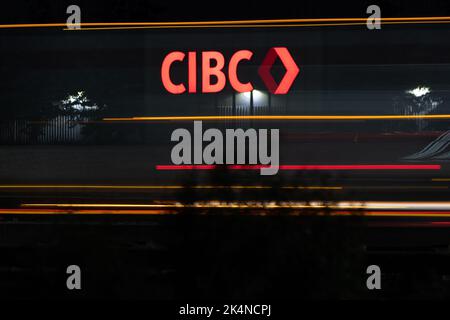 Das CIBC-Logo wird auf einem Schild beleuchtet, das nachts auf einer geschäftigen Autobahn zu sehen ist. Die CIBC, Canadian Imperial Bank of Commerce, ist die 5.. Größte Bank Kanadas. Stockfoto