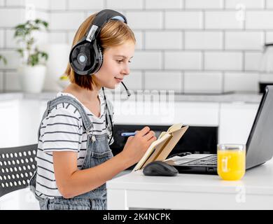 Präteen Mädchen auf Online-Unterricht Stockfoto