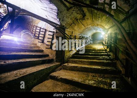 Elektrokabel im unterirdischen technischen Tunnel des Kraftwerks Stockfoto