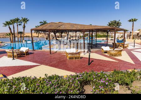 Abu Simbel, Assuan, Ägypten. 23. Februar 2022. Der Swimmingpool in einem Hotel-Konferenzzentrum in Abu Simbel. Stockfoto