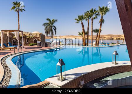 Abu Simbel, Assuan, Ägypten. 23. Februar 2022. Der Swimmingpool in einem Hotel-Konferenzzentrum in Abu Simbel. Stockfoto