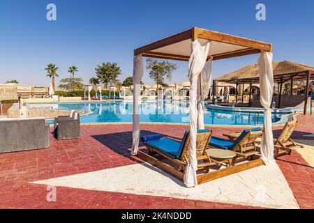 Abu Simbel, Assuan, Ägypten. 23. Februar 2022. Der Swimmingpool in einem Hotel-Konferenzzentrum in Abu Simbel. Stockfoto