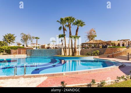 Abu Simbel, Assuan, Ägypten. 23. Februar 2022. Der Swimmingpool in einem Hotel-Konferenzzentrum in Abu Simbel. Stockfoto