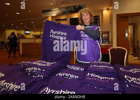 Ayr, Ayrshire, Schottland, Großbritannien. 27 Aug 2022 . Spaziergänger sammeln spät in der Nacht Geld für das Ayrshire Hospiz. Nach dem Aufwärmen im Ayr Racecouse gehen die Wanderer auf eine Auswahl von Routen bis zu 13 Meilen Ayrshire Hospice Shining Star Memorial Walk Stockfoto