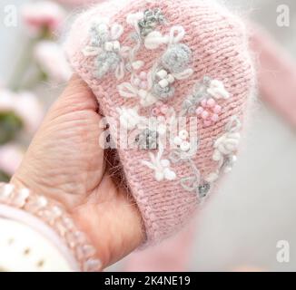 Handgefertigter Hut für Neugeborene Stockfoto