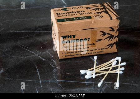 Schachtel mit Eco Bud Bambus-Baumwollknospen. Stockfoto