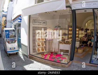 April 20 2022-Capri Italien, Minibus, der auf den Straßen der Insel Capri vor den Geschäften fährt Stockfoto